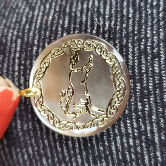 New Carved Horse Natural Abalone Shell Gold Pendant. - Picture 4 of 6